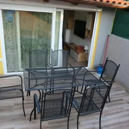 Renoviertes In Mit Terrasse By Interhome *