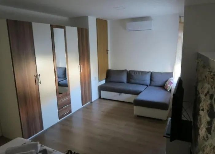 Renoviertes In Mit Terrasse By Interhome Baška
