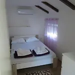 Casa vacanze Renoviertes In Mit Terrasse By Interhome Baška