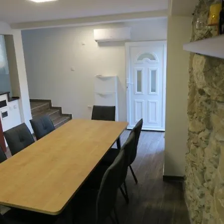 Renoviertes In Mit Terrasse By Interhome Tatil Evi *