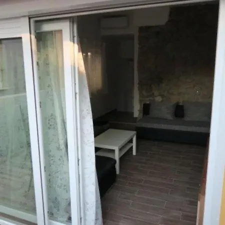 펜션 Renoviertes In Mit Terrasse By Interhome