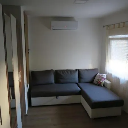 Renoviertes In Mit Terrasse By Interhome * Baška