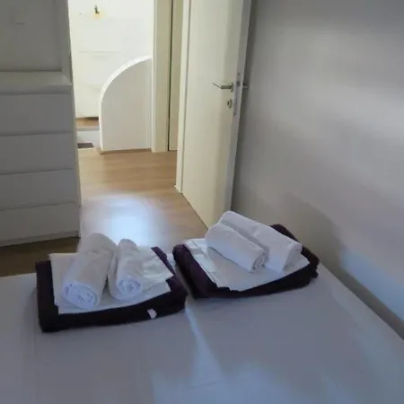 Renoviertes In Mit Terrasse By Interhome Hébergement de vacances Baška