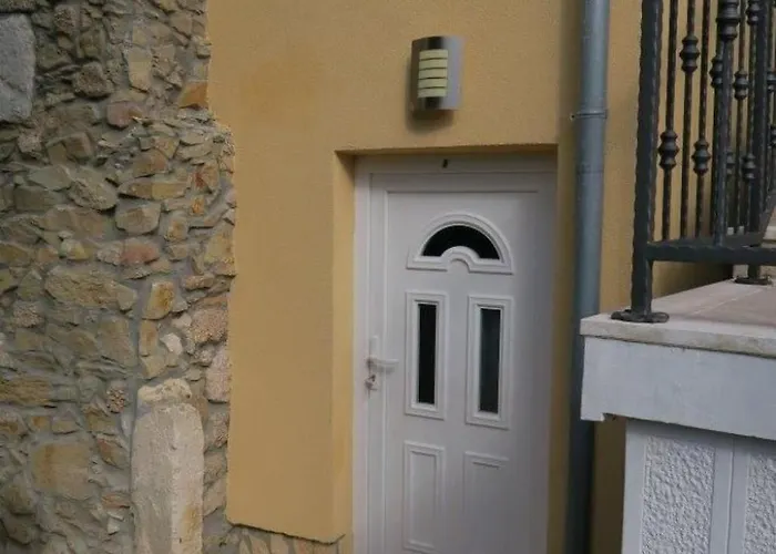 Renoviertes In Mit Terrasse By Interhome Сasa de vacaciones *