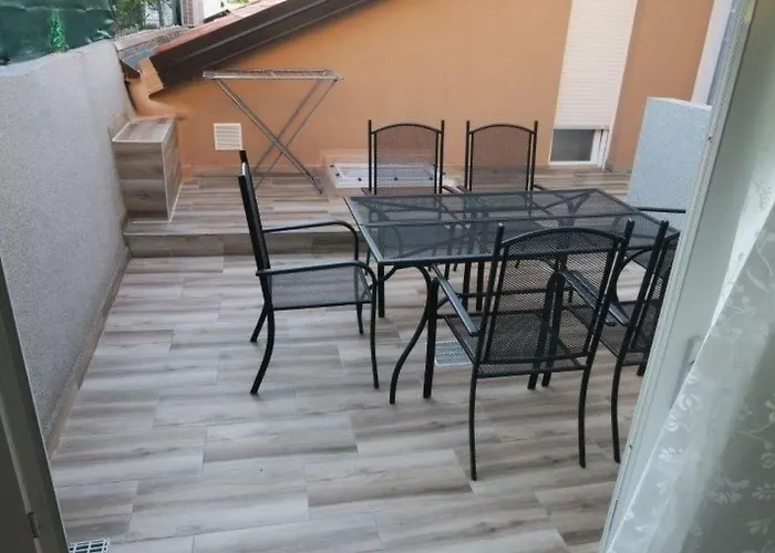 Renoviertes In Mit Terrasse By Interhome Сasa de vacaciones Baška